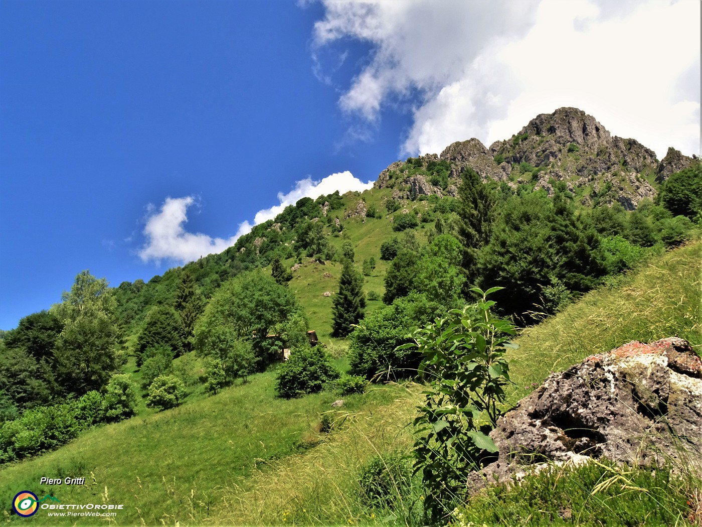 66 Dai pascoli di Passo Barbata vista sulle creste d'Alben.JPG